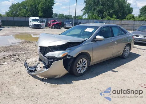 2015 Toyota Camry Le z USA, uszkodzony, nr VIN 4T4BF1FKXFR500563